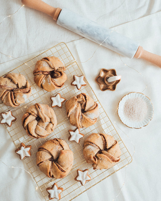 Vegane Sauerteig-Kanelbullar mit Zimt & Zucker