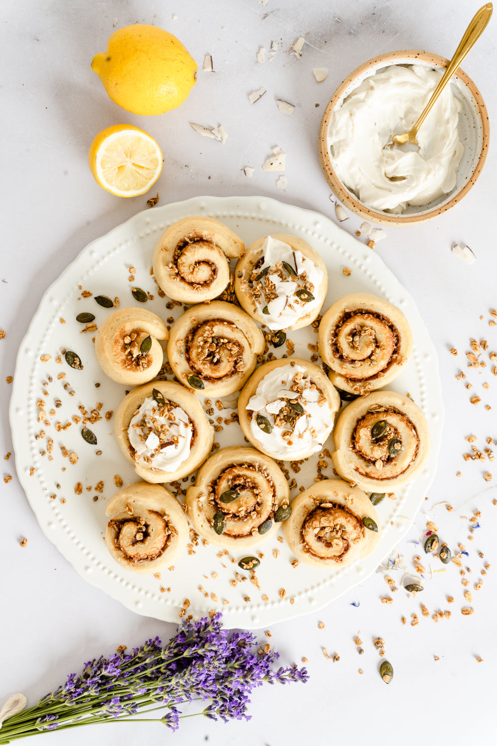 Kokos-Zimtschnecken mit Granola-Crunch