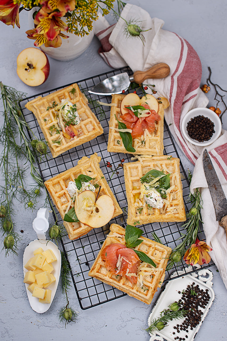 Käsewaffeln mit Lachs & Kren-Creme