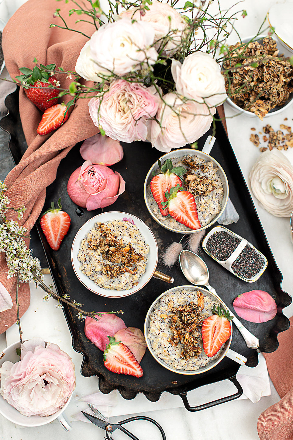 Mohnporridge mit knusprigen Mohngranola