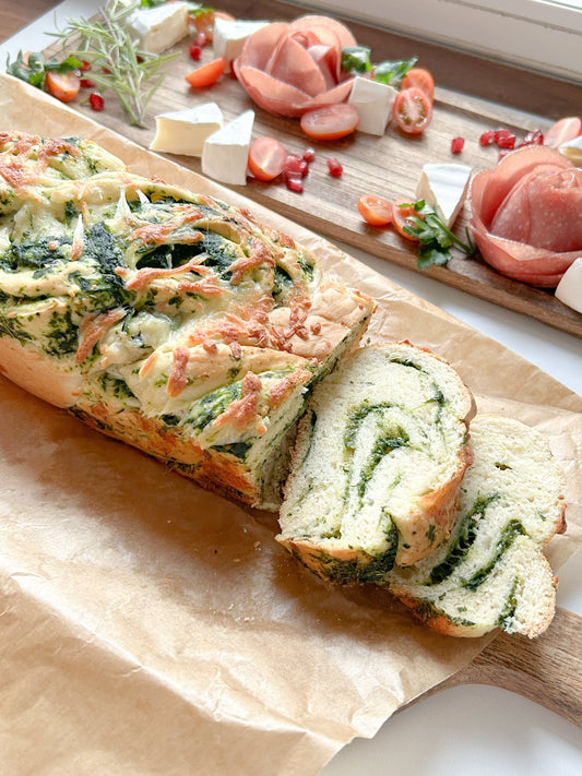 Charcuterie Board mit Spinatbrötchen