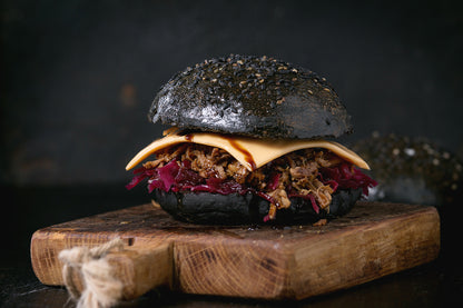 Backmischung Black Burger Buns aus Briocheteig mit Sesam