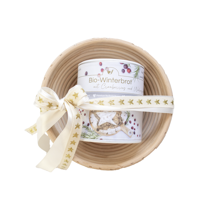 Proofing basket with organic winter bread